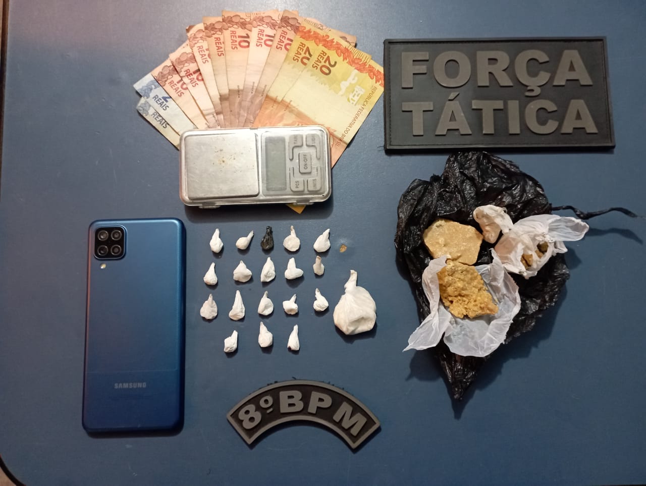 Material entorpecente apreendido com o suspeito - Foto: Polícia Militar/Divulgação 